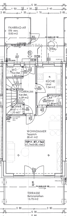 Grundriss des Erdgeschosses mit offenem Wohnzimmer, Küche und Zugang zur Terrasse.