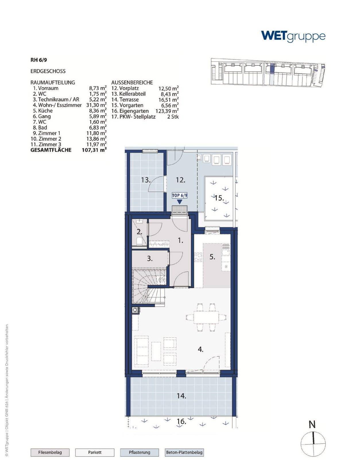 Grundriss des Erdgeschosses mit offenem Wohnbereich, Küche, Terrasse und eigenem Garten.
