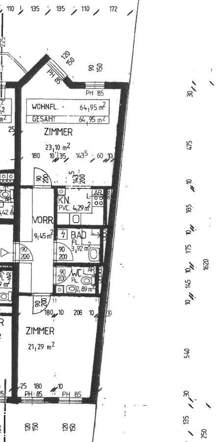 Grundriss einer Wohnung mit mehreren Zimmern, Bad und separatem WC.