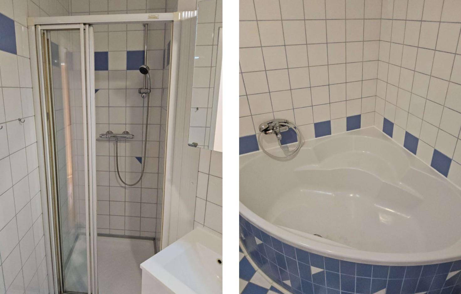 Badezimmer mit Duschkabine und Eckbadewanne, gefliest in Weiß und Blau.