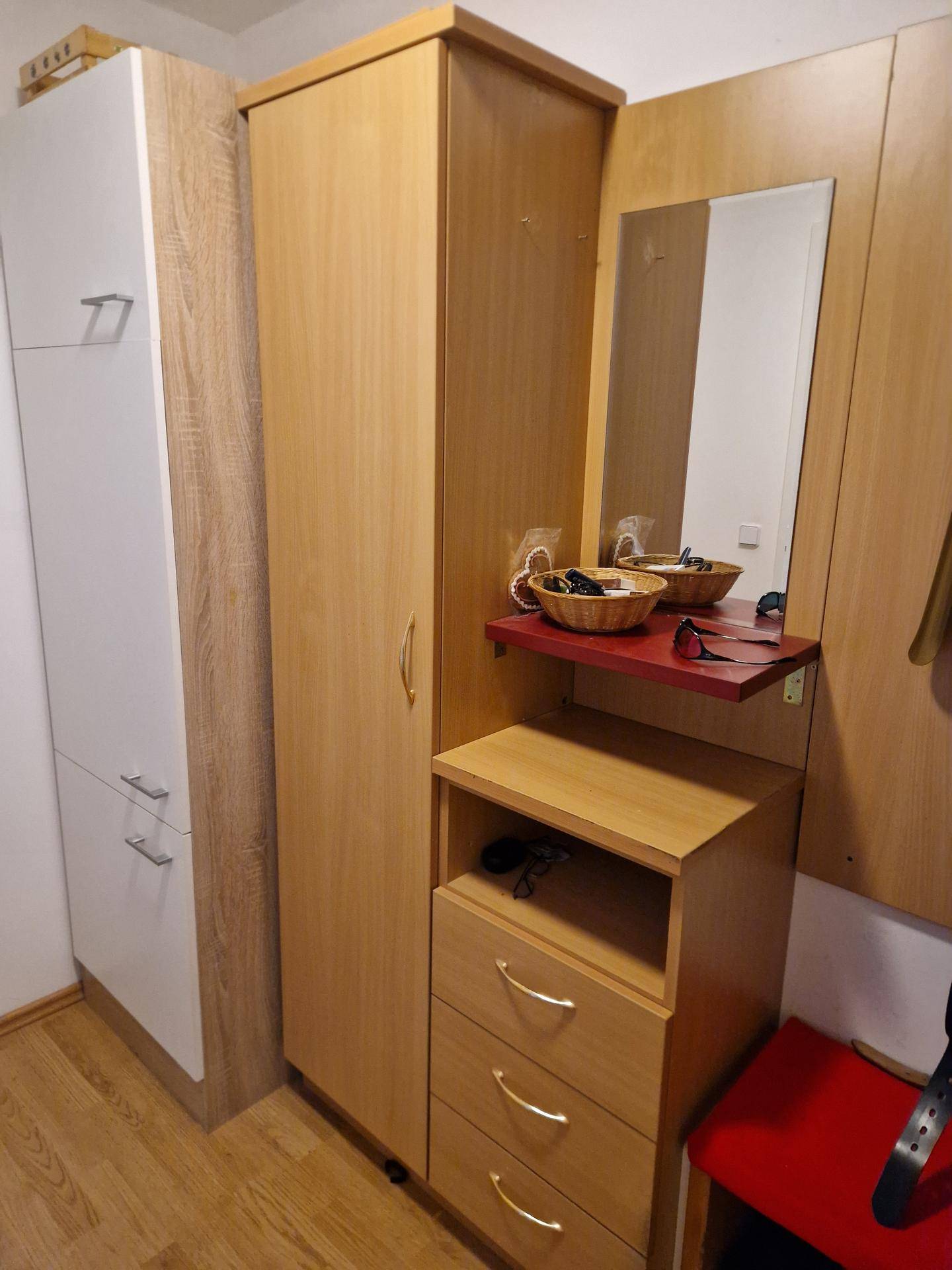 Heller Flur mit Holzschränken, einem Spiegel und praktischem Stauraum für den Eingangsbereich.