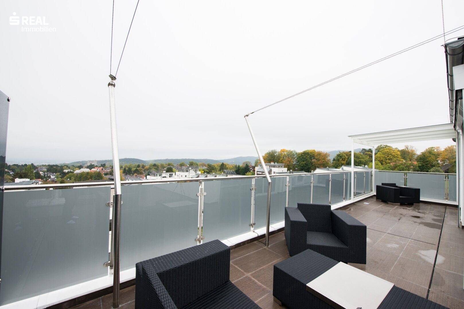 Geräumige Dachterrasse mit modernen Loungemöbeln und Panoramablick über die Umgebung.