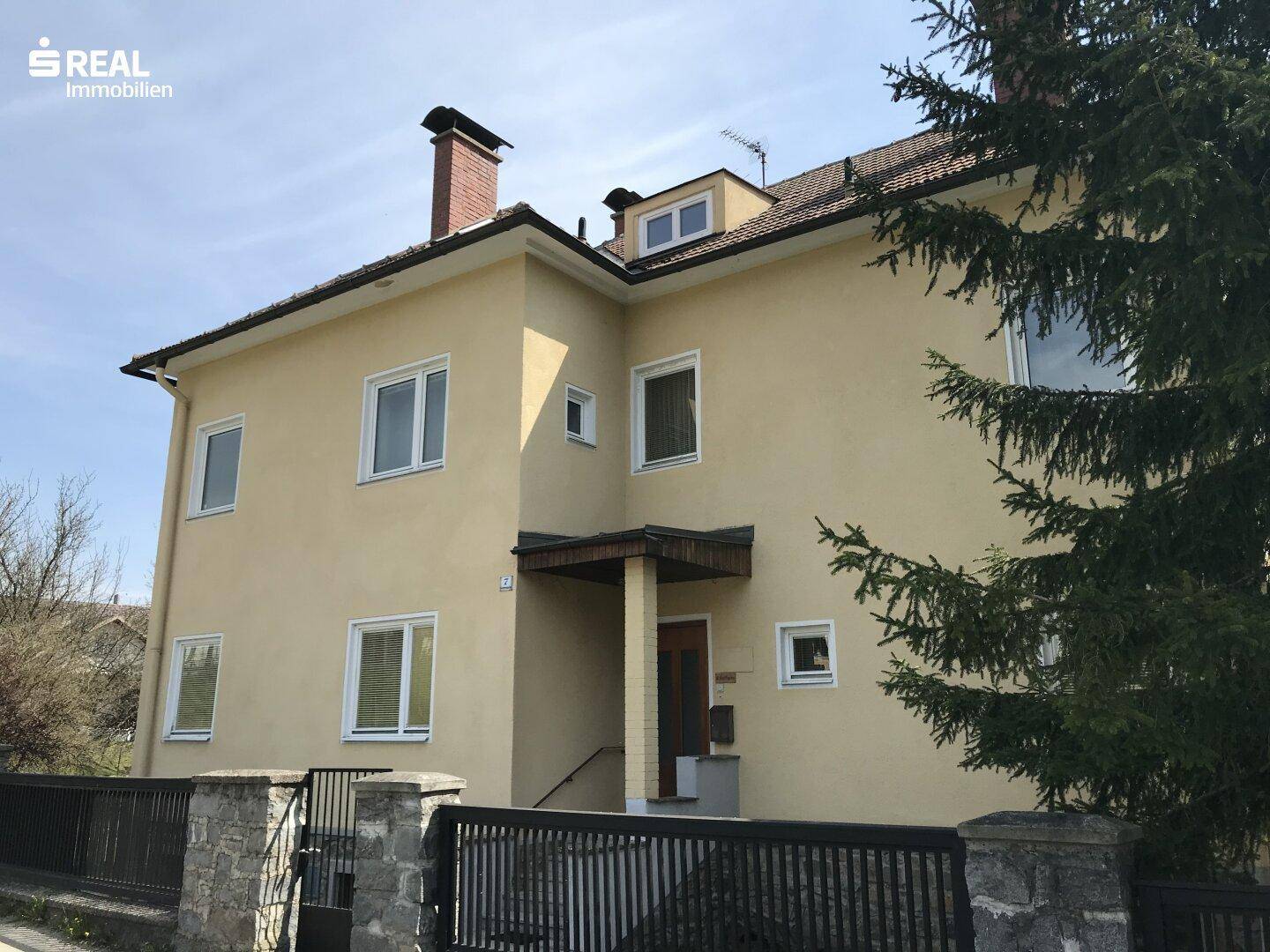 Haupteingang des Hauses mit Vordach und gepflegtem Vorgartenbereich.