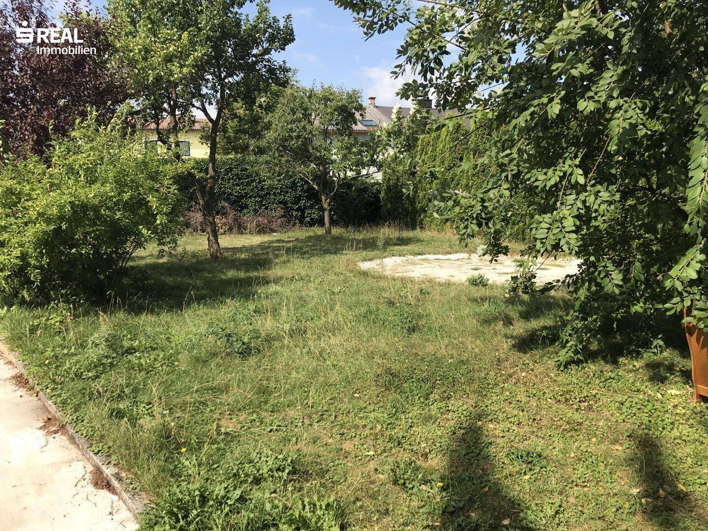 Weitläufiger Gartenbereich mit viel Grün und Baumbestand, bietet Potenzial zur Gestaltung.