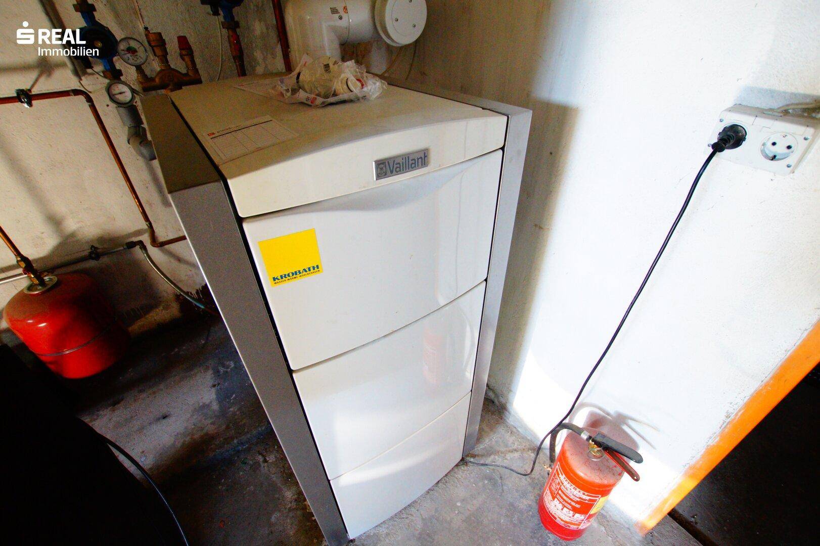 Heizungsanlage der Marke Vaillant in einem Technikraum, sorgt für Wärmeversorgung.