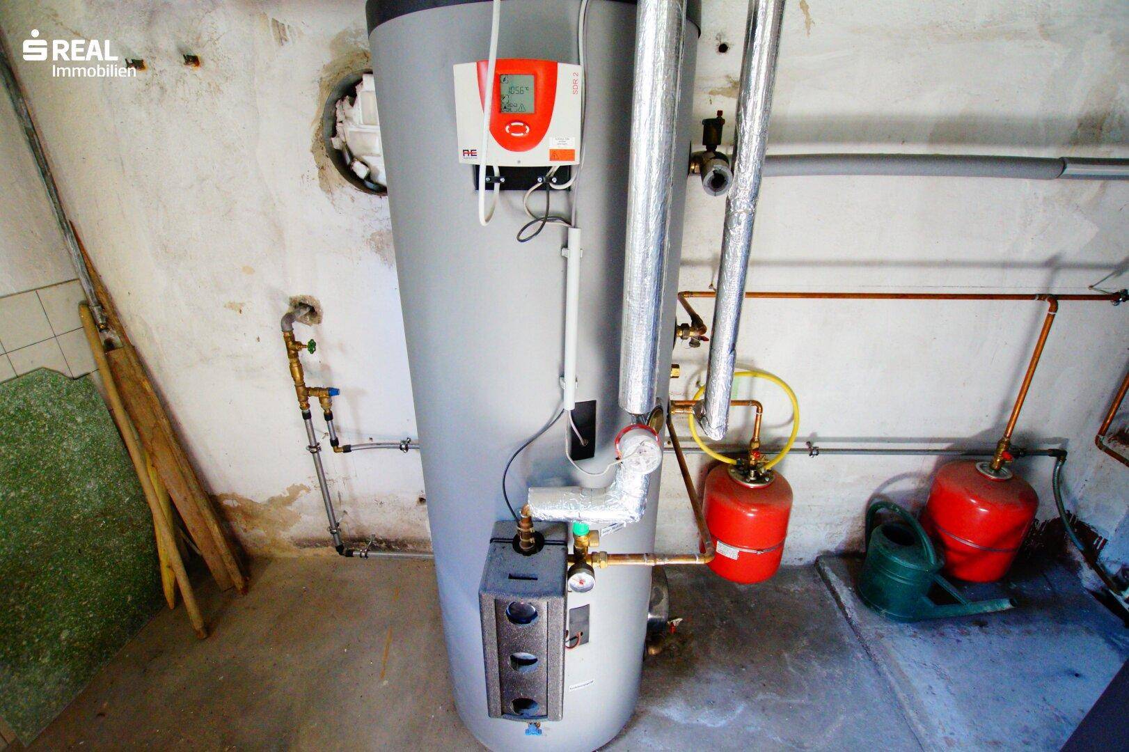 Warmwasserspeicher und Rohrleitungen in einem Technikraum, Teil der Haustechnik.