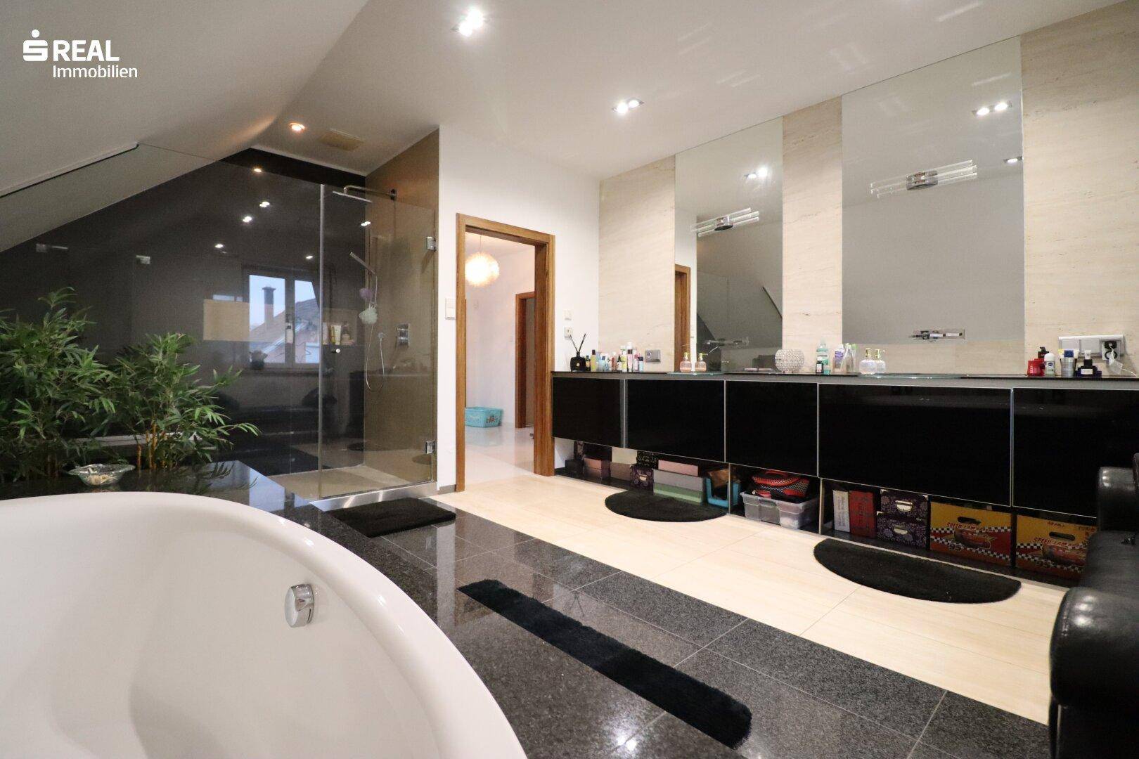 Luxuriöses Badezimmer mit begehbarer Dusche, Doppelwaschbecken und Badewanne.