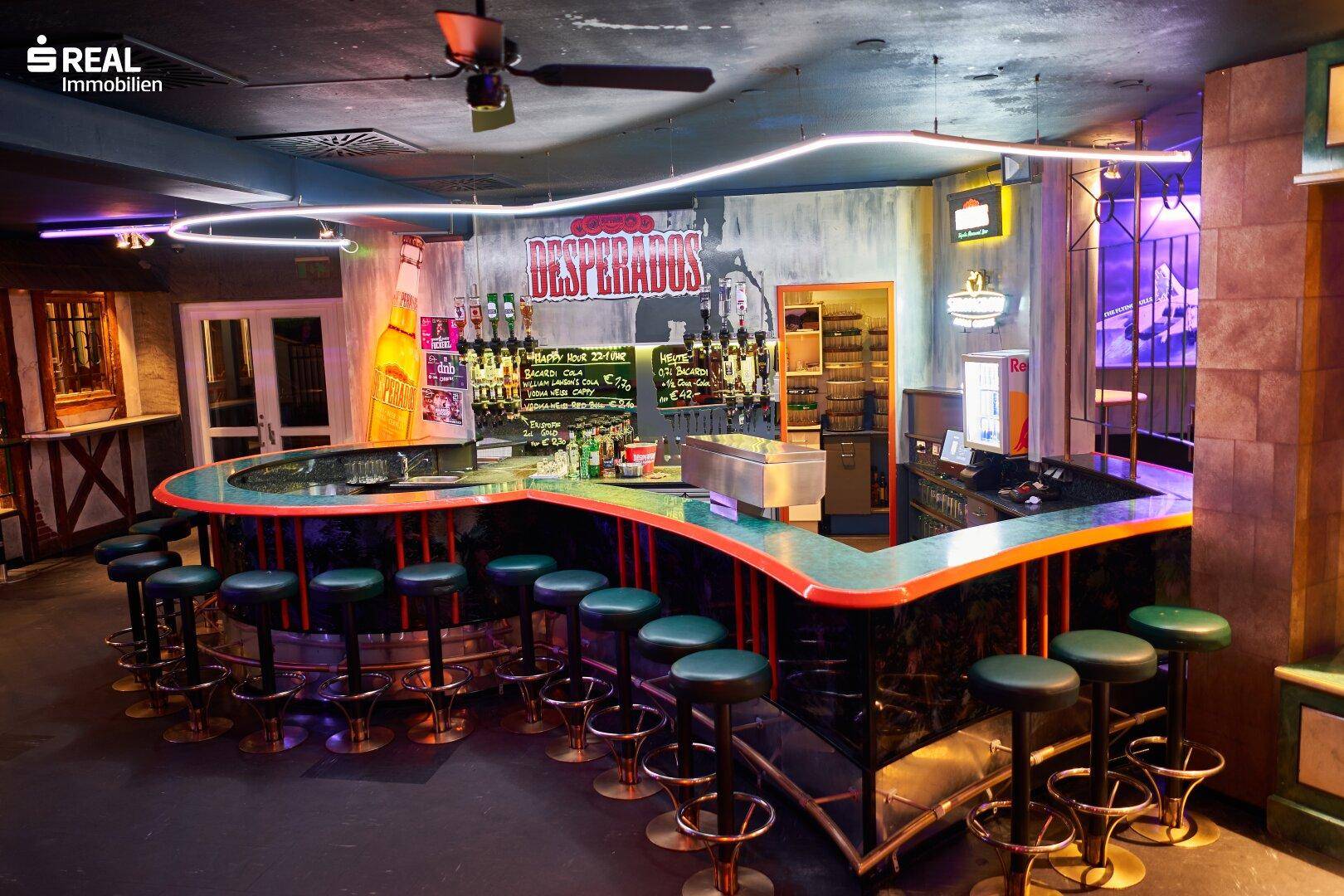 Geschwungene Bar mit Hockern, Neonbeleuchtung und Wanddekoration im Retro-Stil.