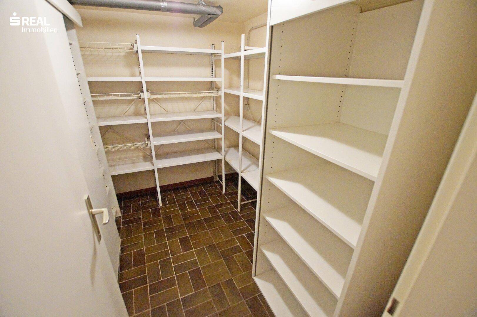 Praktischer Abstellraum im Keller mit vielen Regalen für zusätzlichen Stauraum.