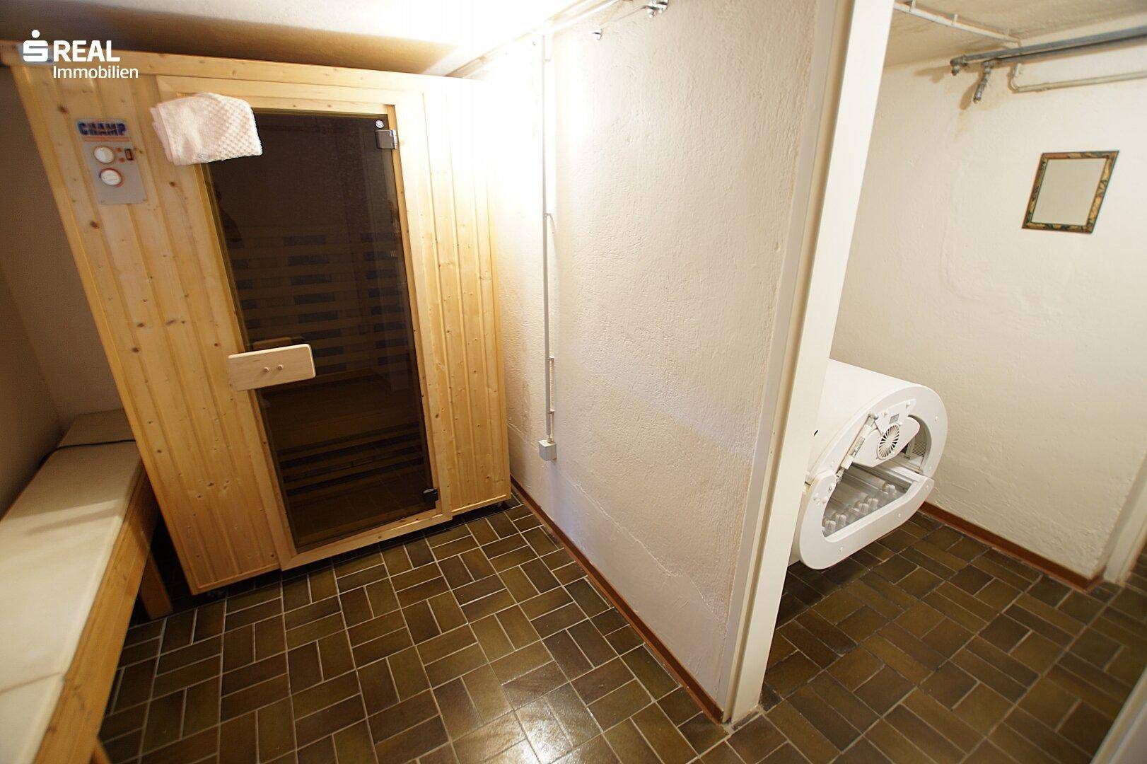 Private Sauna im Kellerbereich, bietet Entspannung und Wellness.