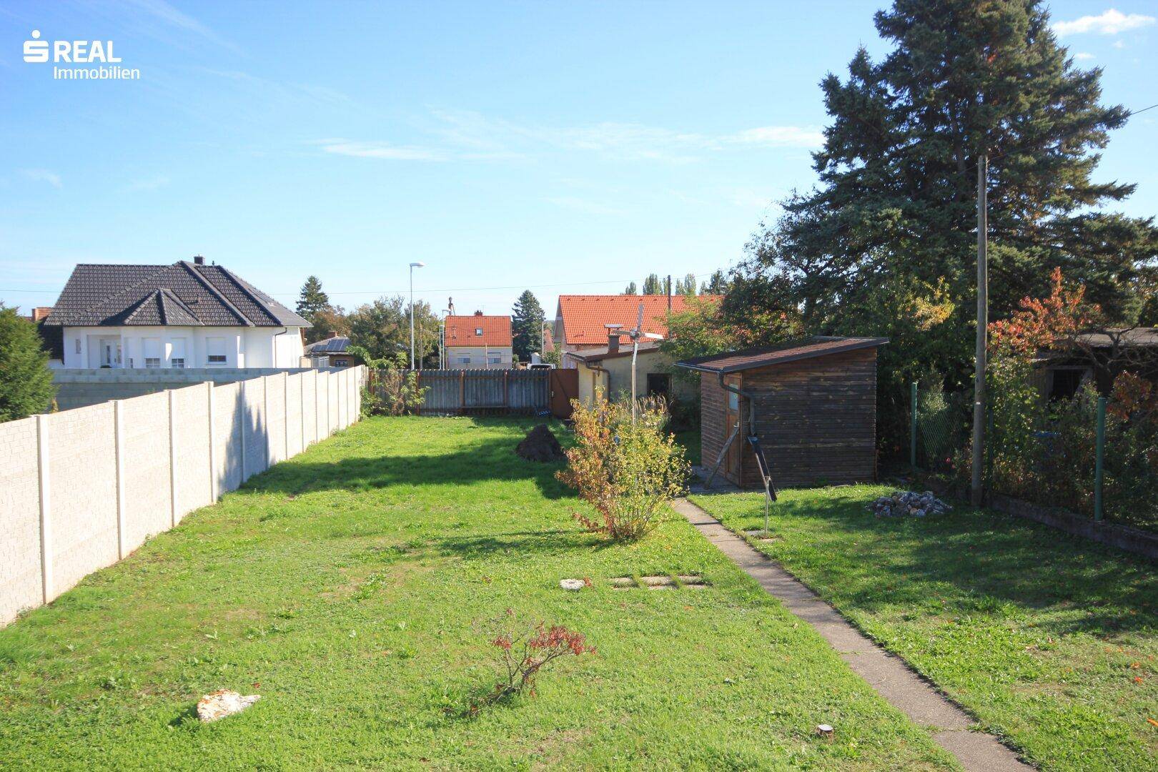 Garten mit Garage und Holzhütte