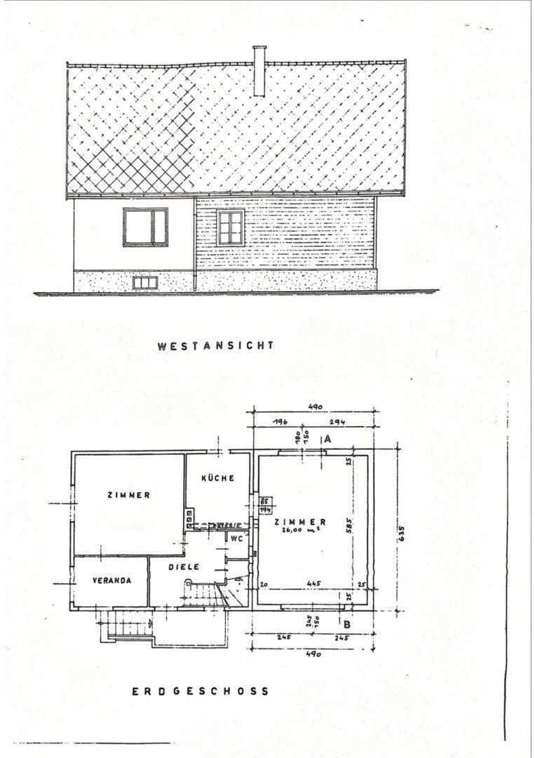 Grundriss des Erdgeschosses mit Westansicht des Hauses und Raumaufteilung.