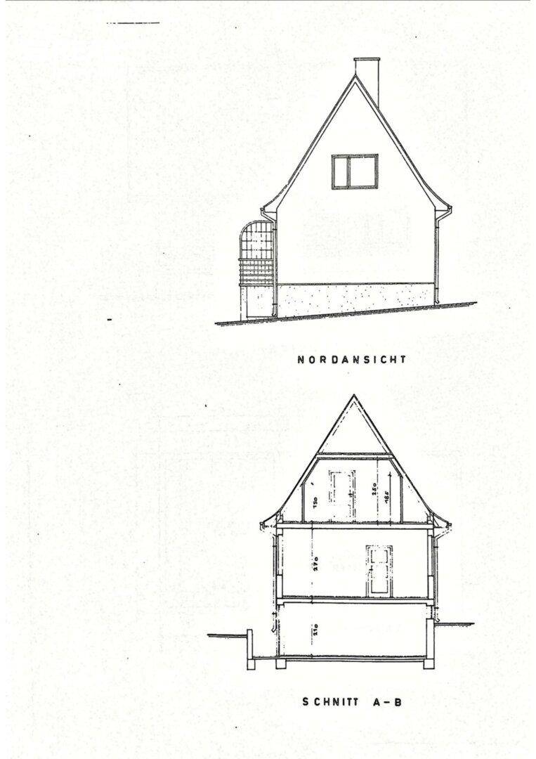 Nordansicht und Schnitt A-B des Hauses, zeigt die vertikale Struktur und Raumhöhen.