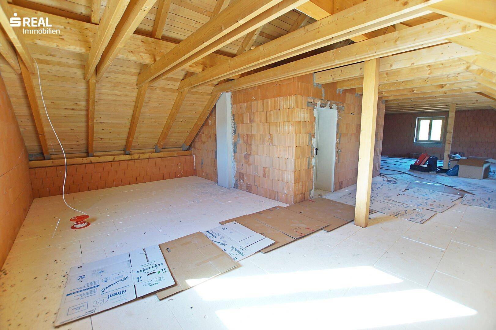 Geräumiger Dachboden mit Holzbalken und Potenzial zum Ausbau.