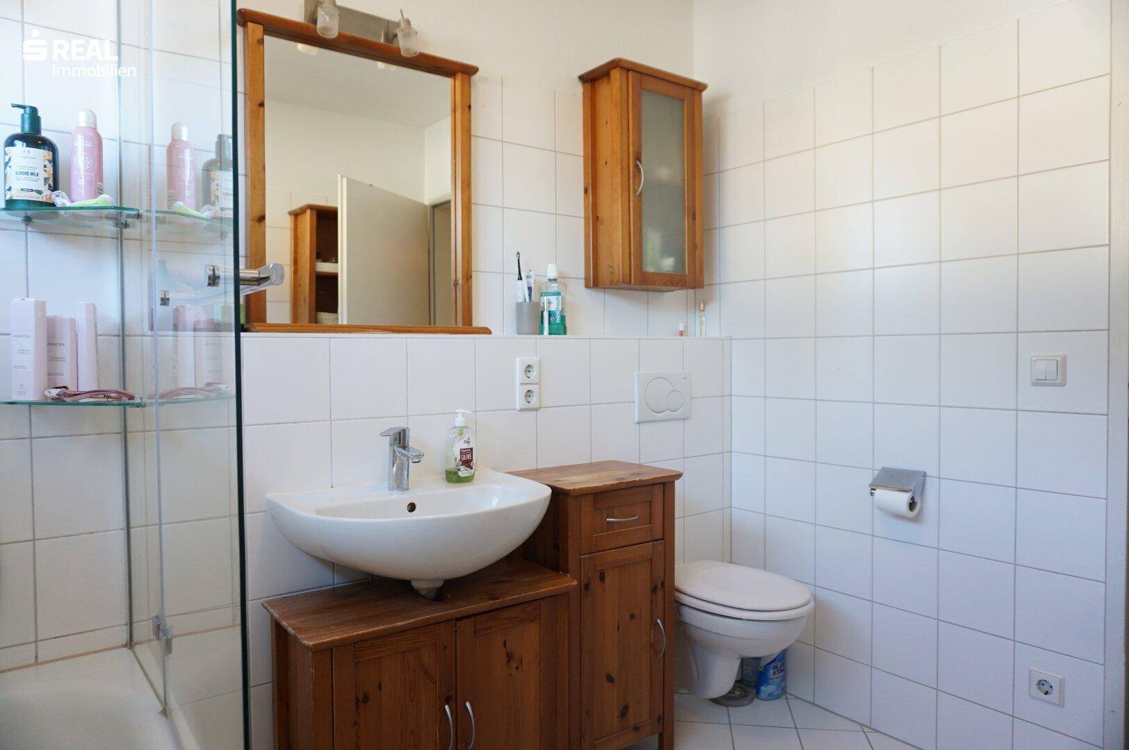 Badezimmer mit Badewanne und Fenster