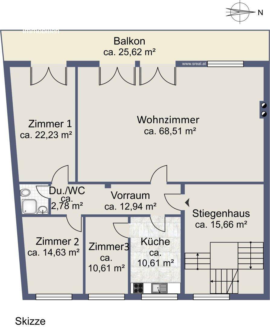 Grundriss einer Wohnung mit drei Zimmern, Wohnzimmer, Küche, Bad und einem großen Balkon.