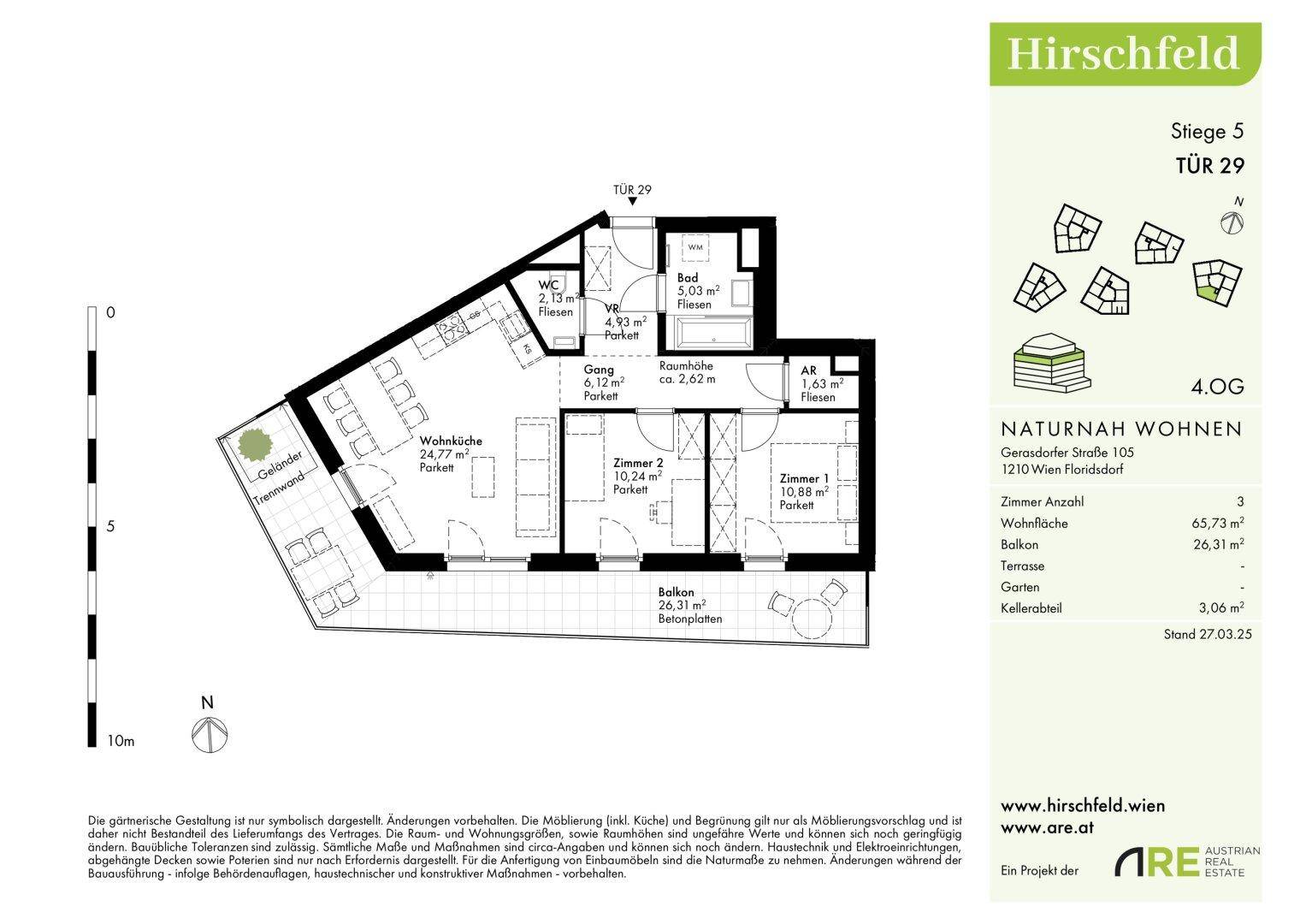 Grundriss einer Wohnung mit offener Wohnküche, zwei Zimmern, Bad, separatem WC und großem Balkon.