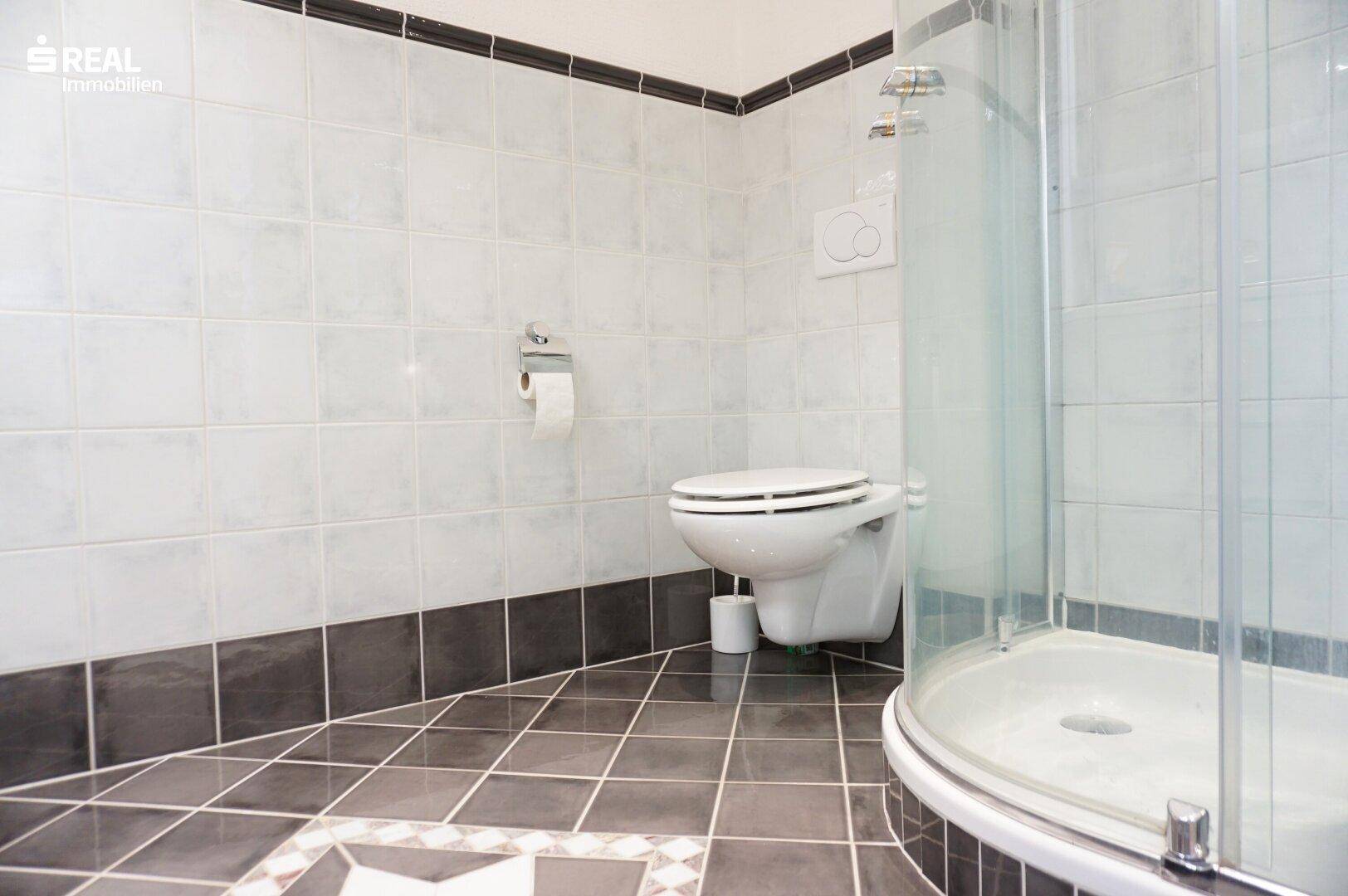 stilvolles Badezimmer mit Dusche