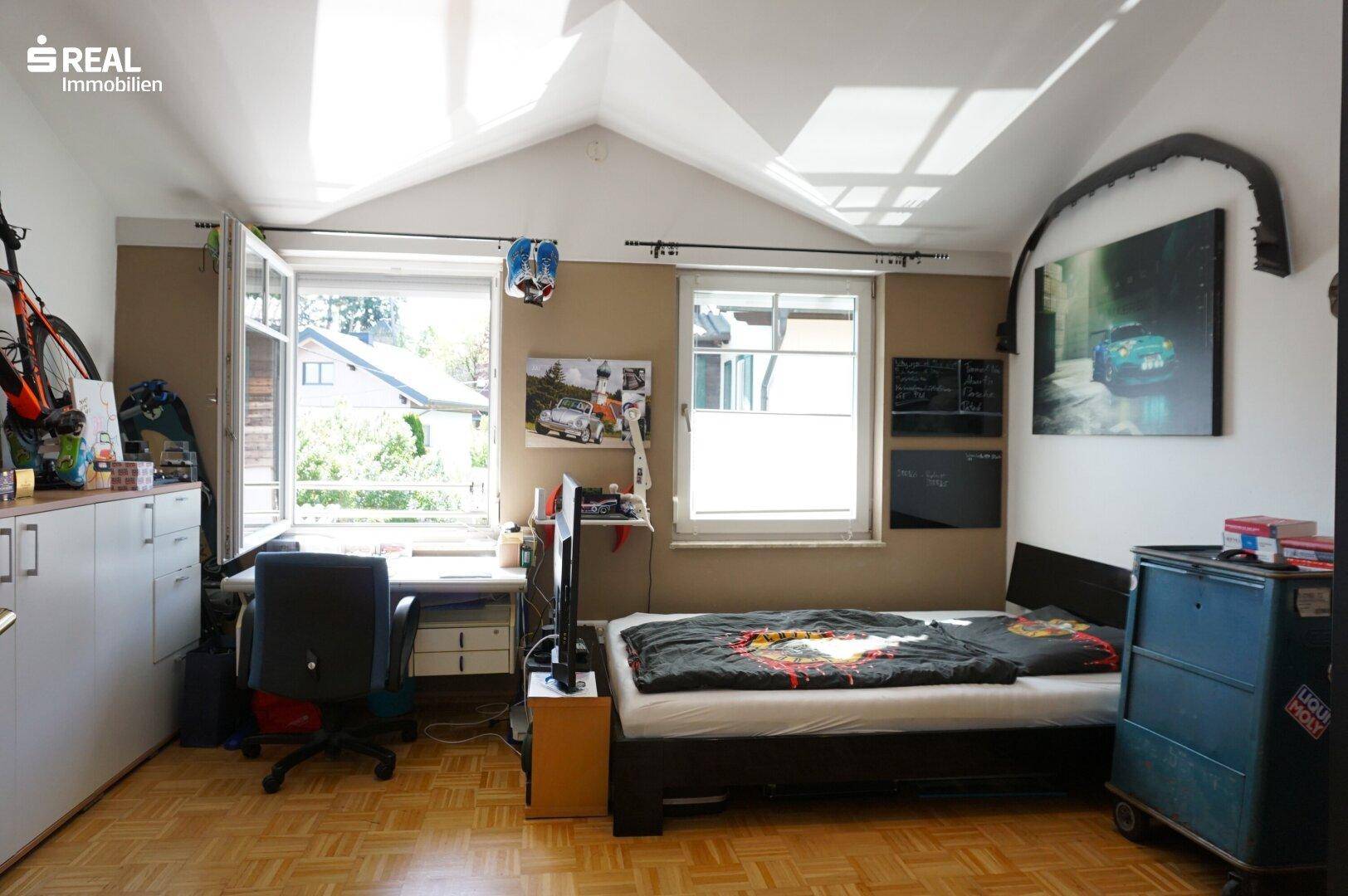 geräumiges Zimmer im Obergeschoss