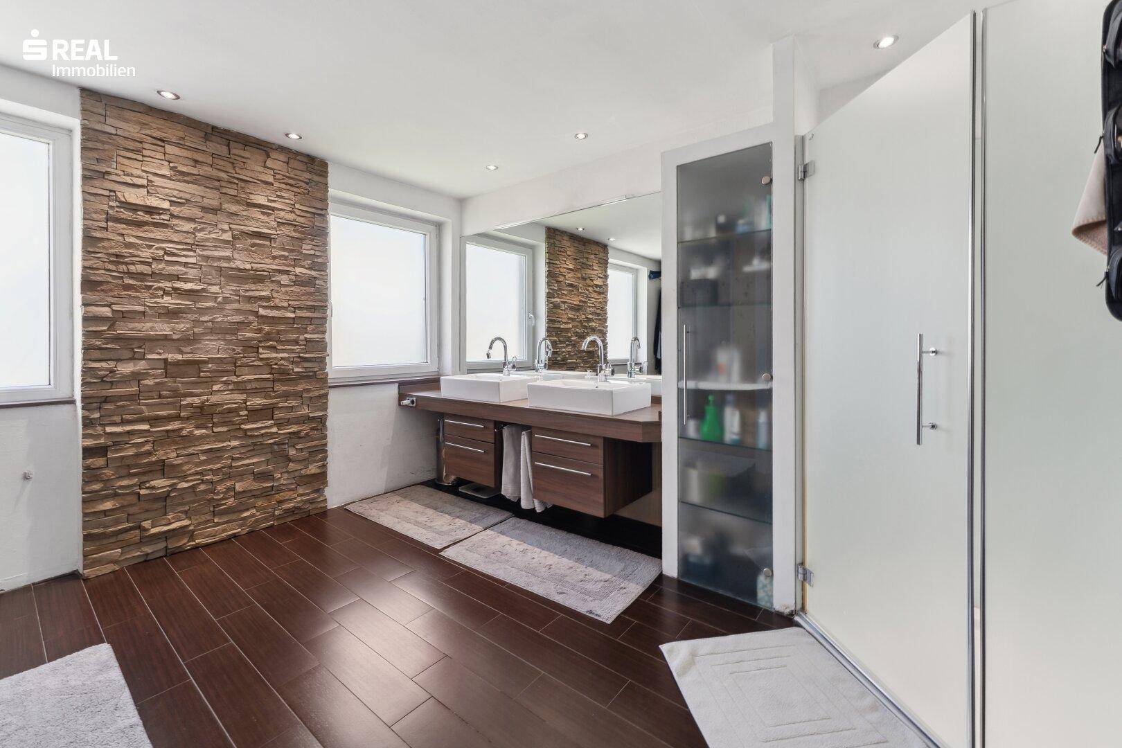 Modernes Badezimmer inklusive Infrarotkabine