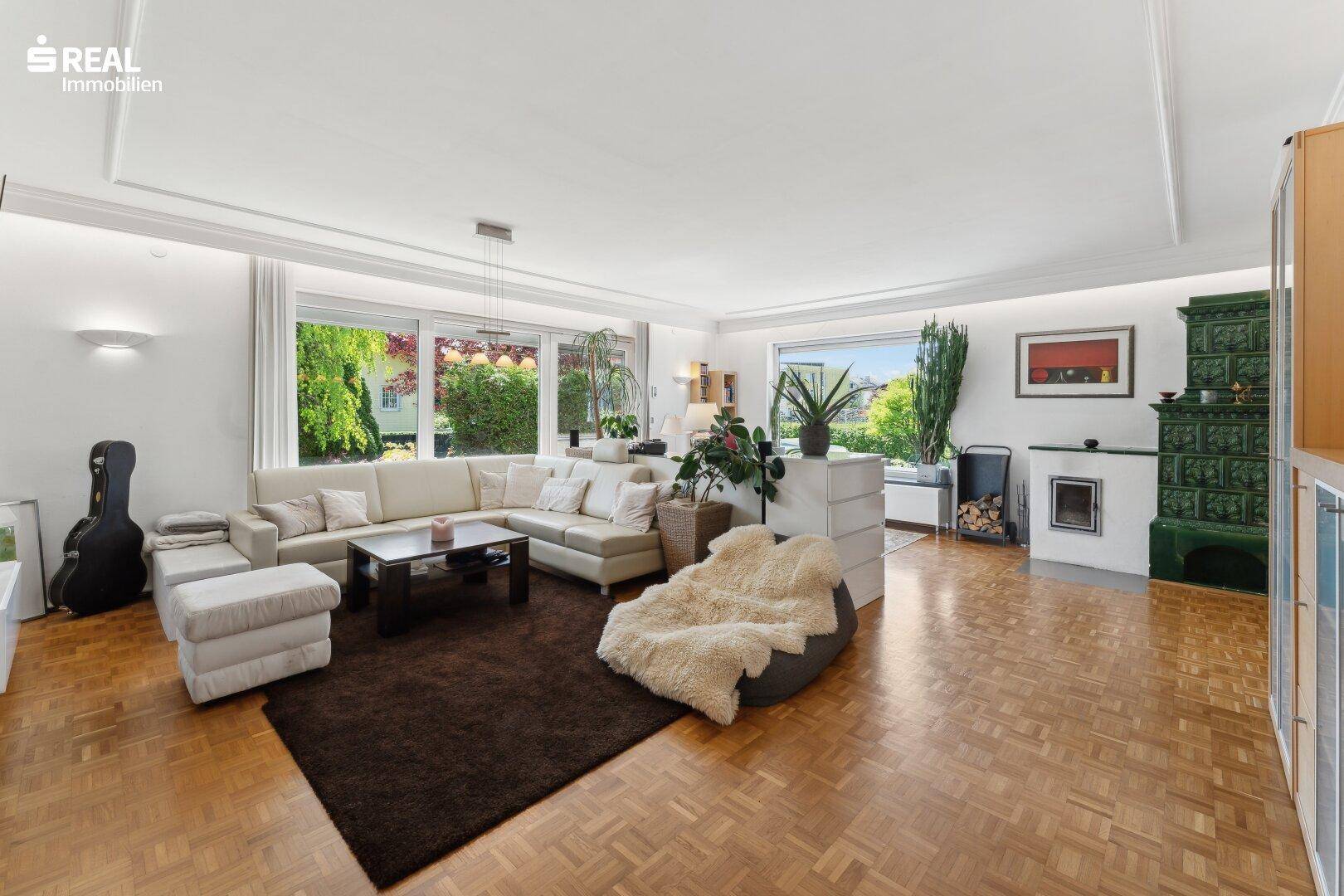 lichtdurchflutetes 44 m² großes Wohnzimmer