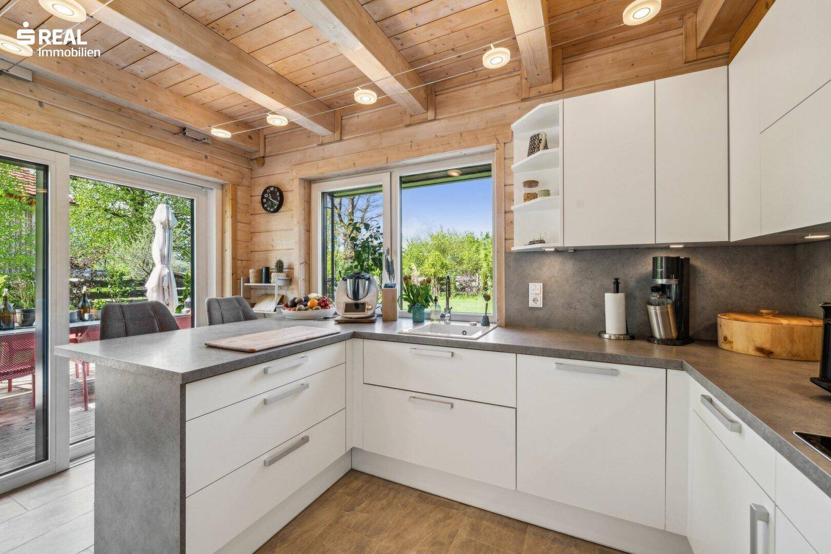 moderne Küche mit Ausgang zur Terrasse