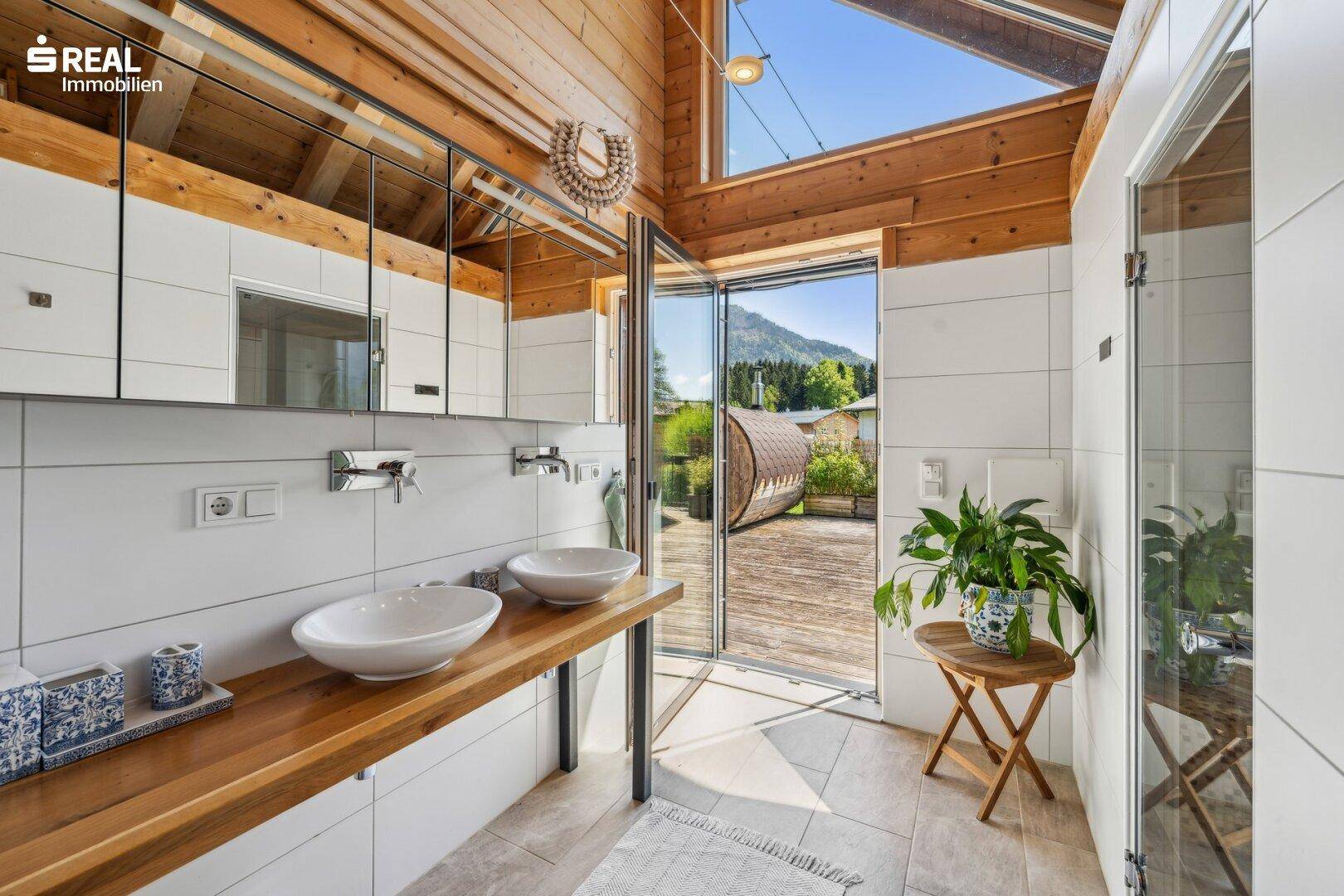 Badezimmer im OG mit Ausgang zur Dachterrasse