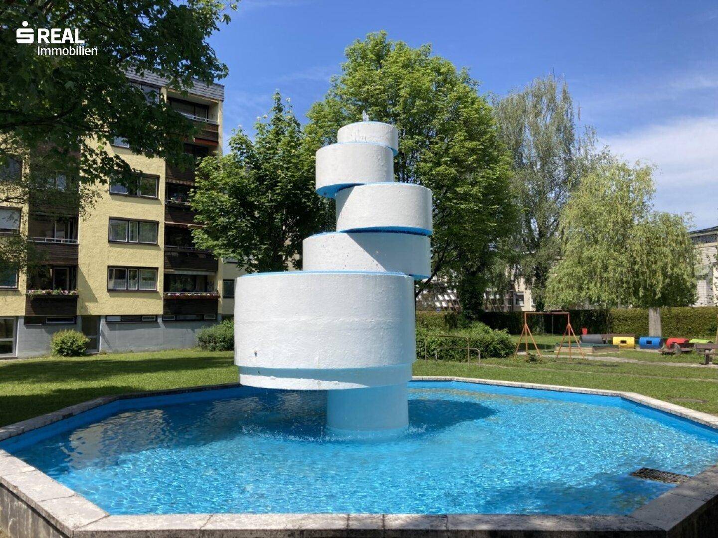 Brunnen mit Wasserspiel im Innenhof