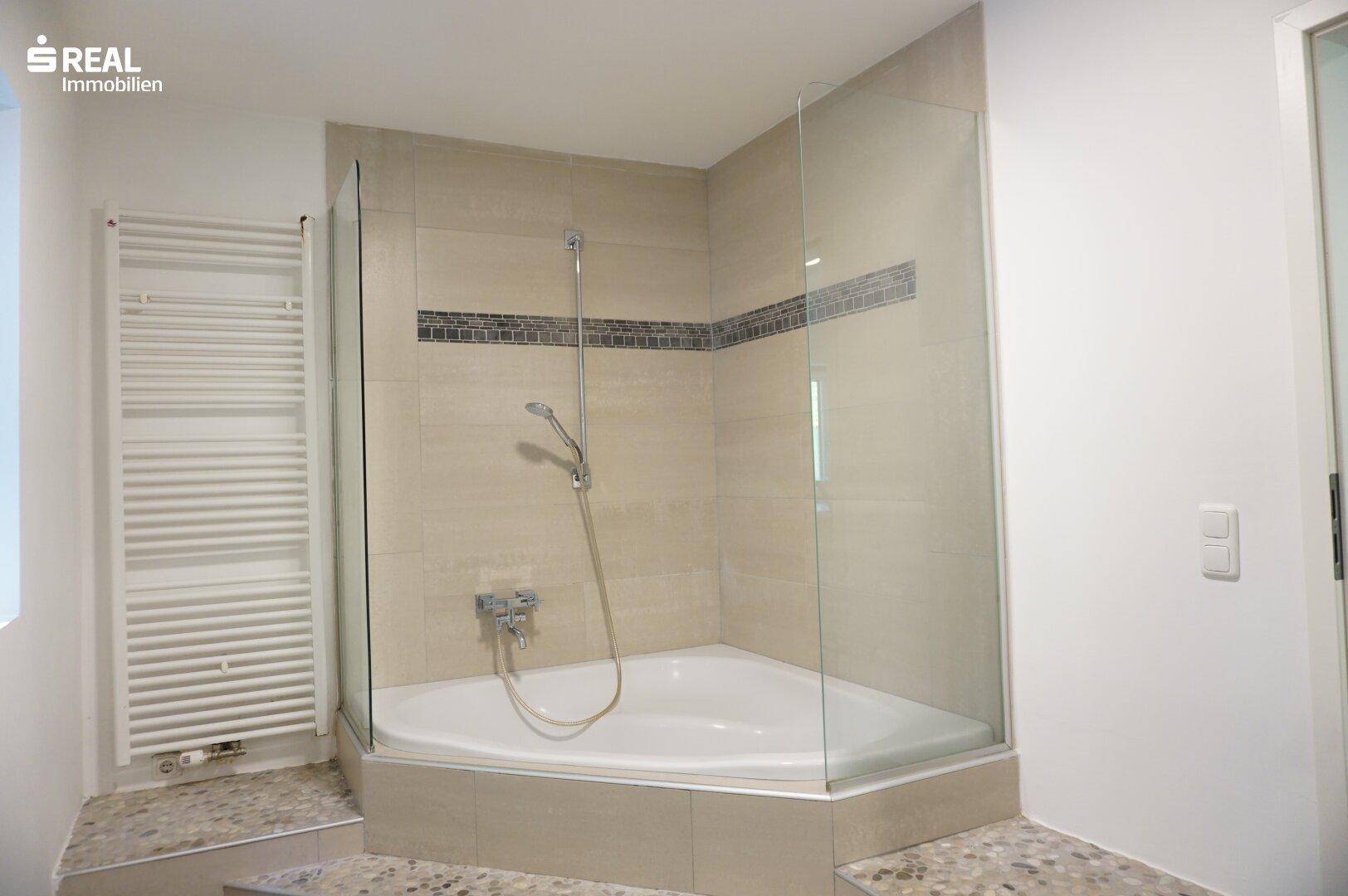 geräumiges Badezimmer