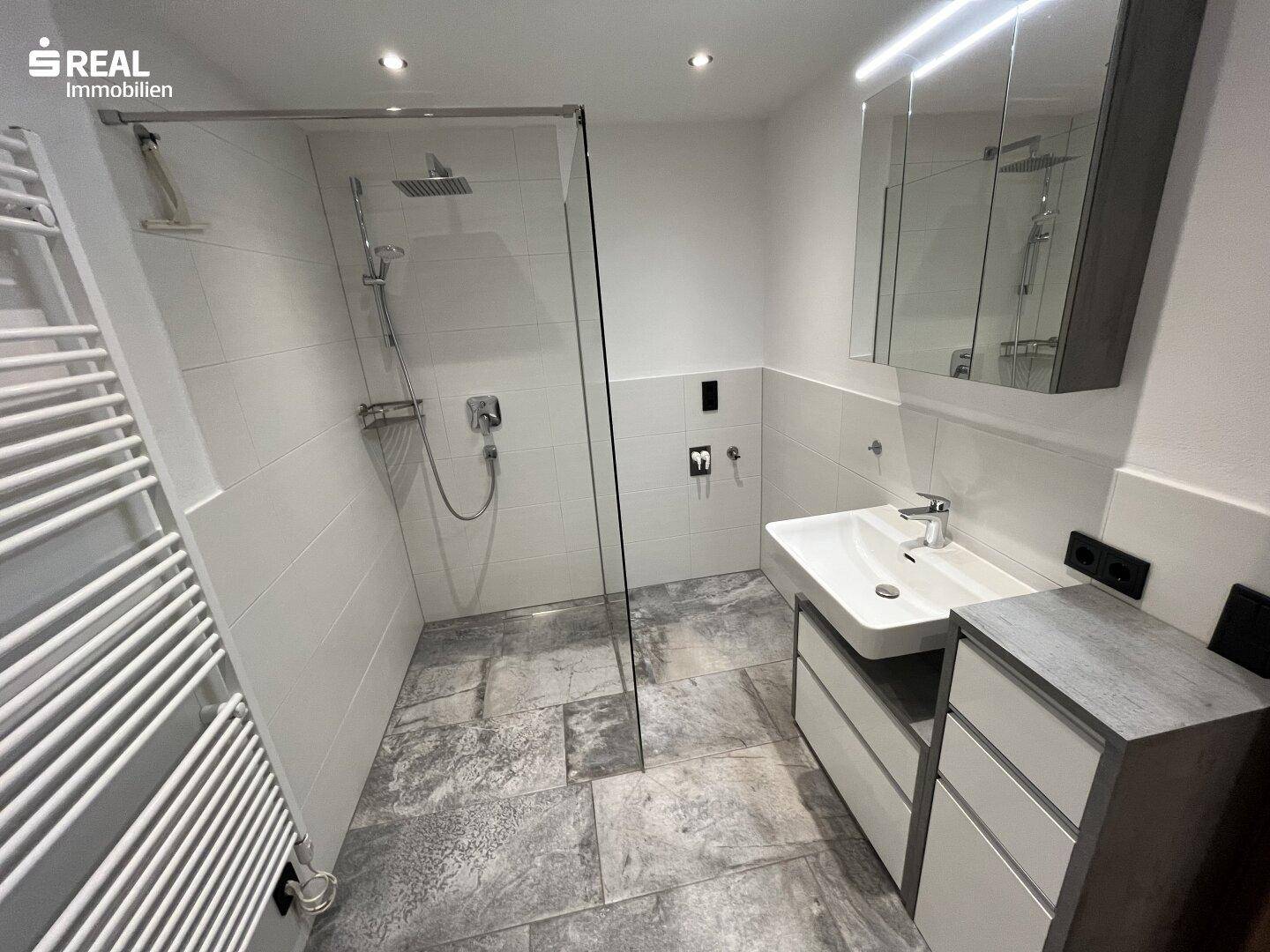 modernes Badezimmer
