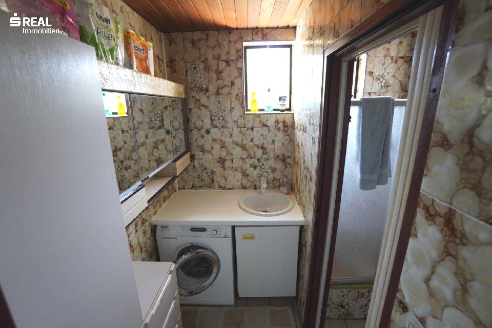 EG - Bad mit Dusche und WC