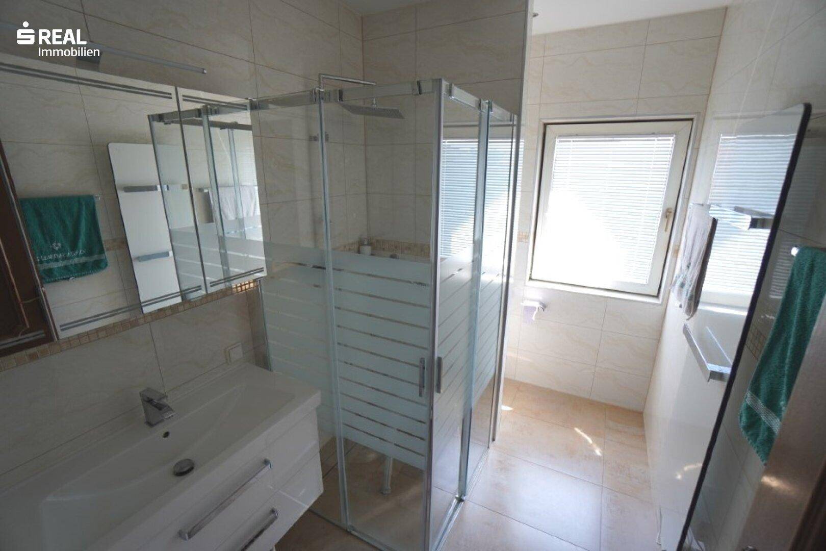 DG - Badezimmer mit Dusche und WC