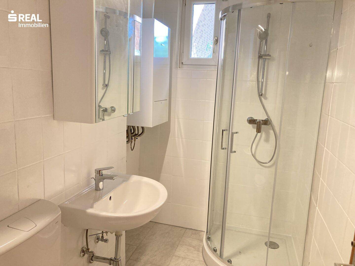 Bad mit Fenster, Dusche & WC