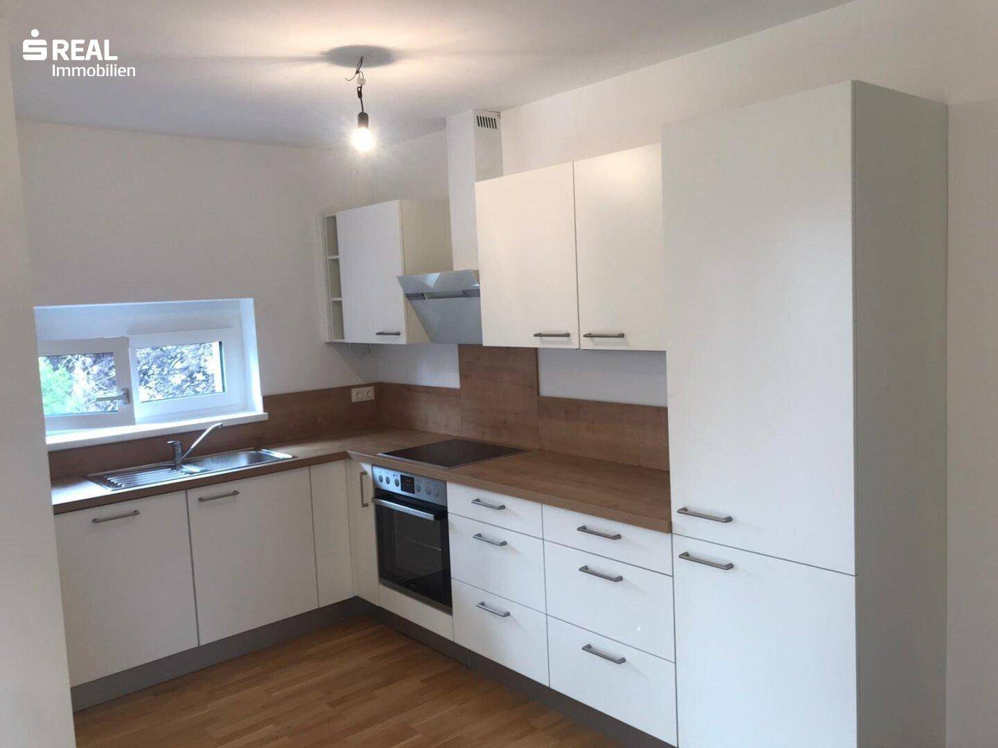 moderne Küche mit Fenster
