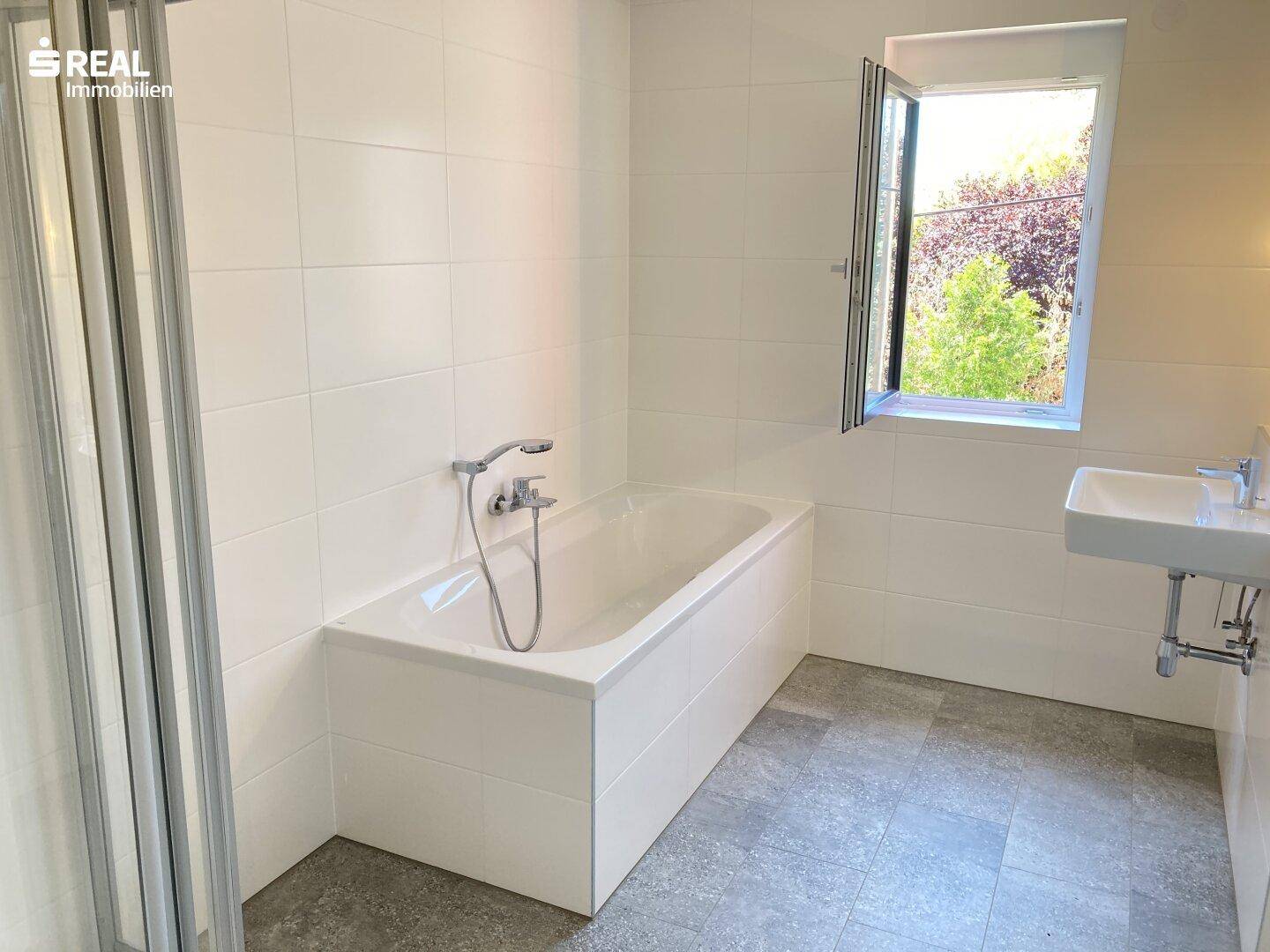 Bad mit Dusche & Wanne