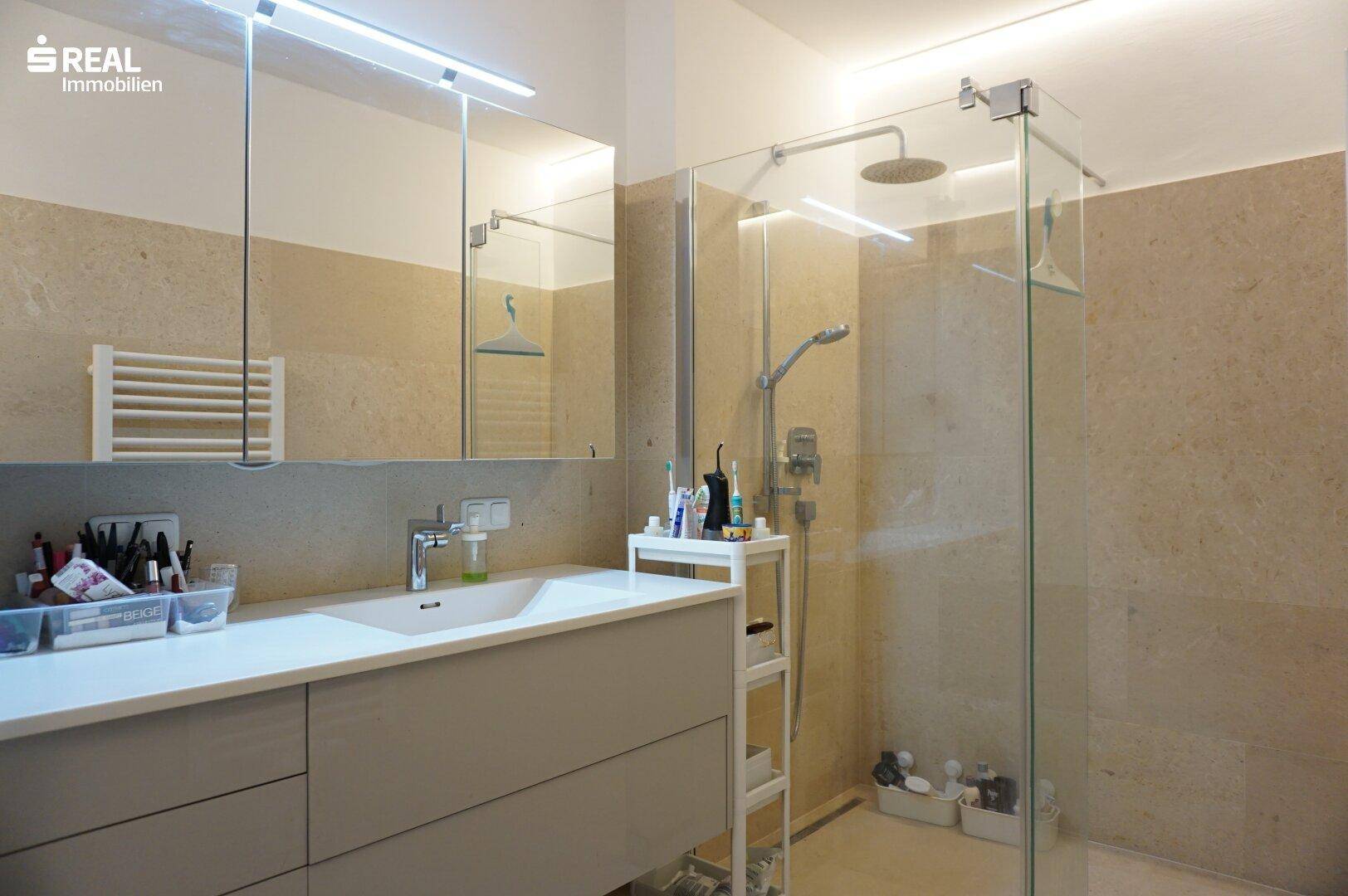 modernes Badezimmer