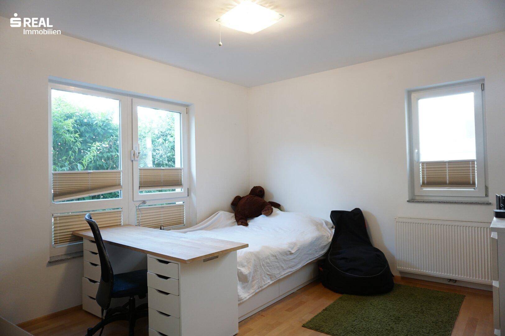 geräumiges Schlafzimmer