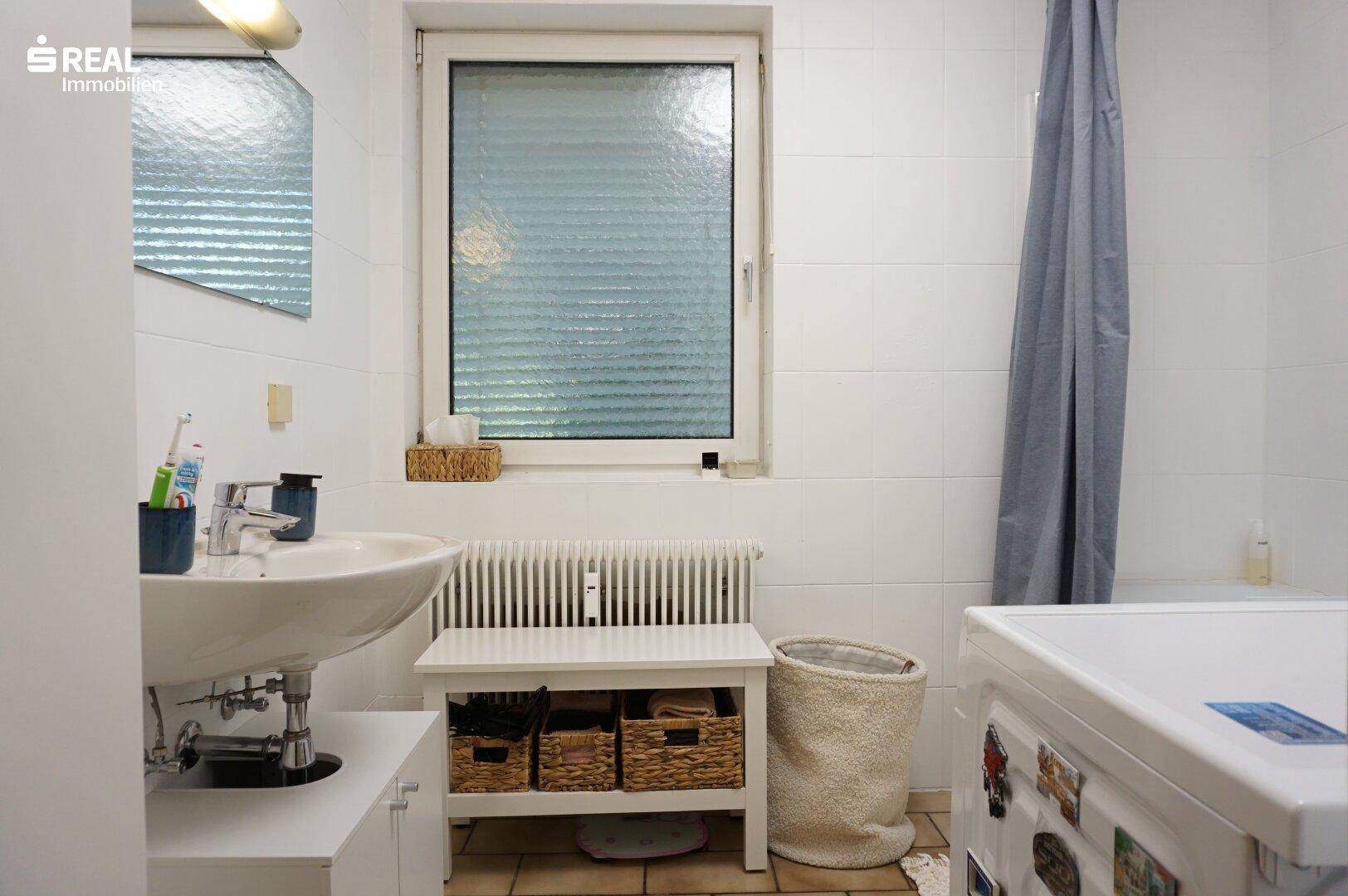 geräumiges Bad mit Wanne und Fenster