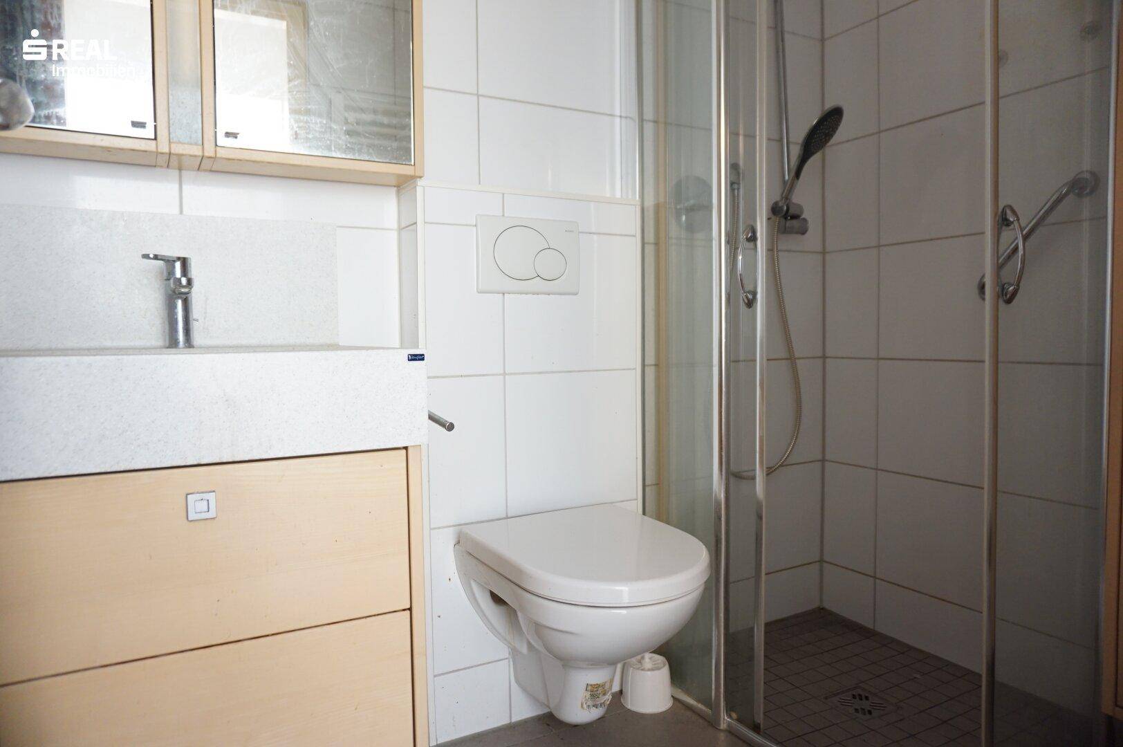 smartes Bad mit Dusche und WC