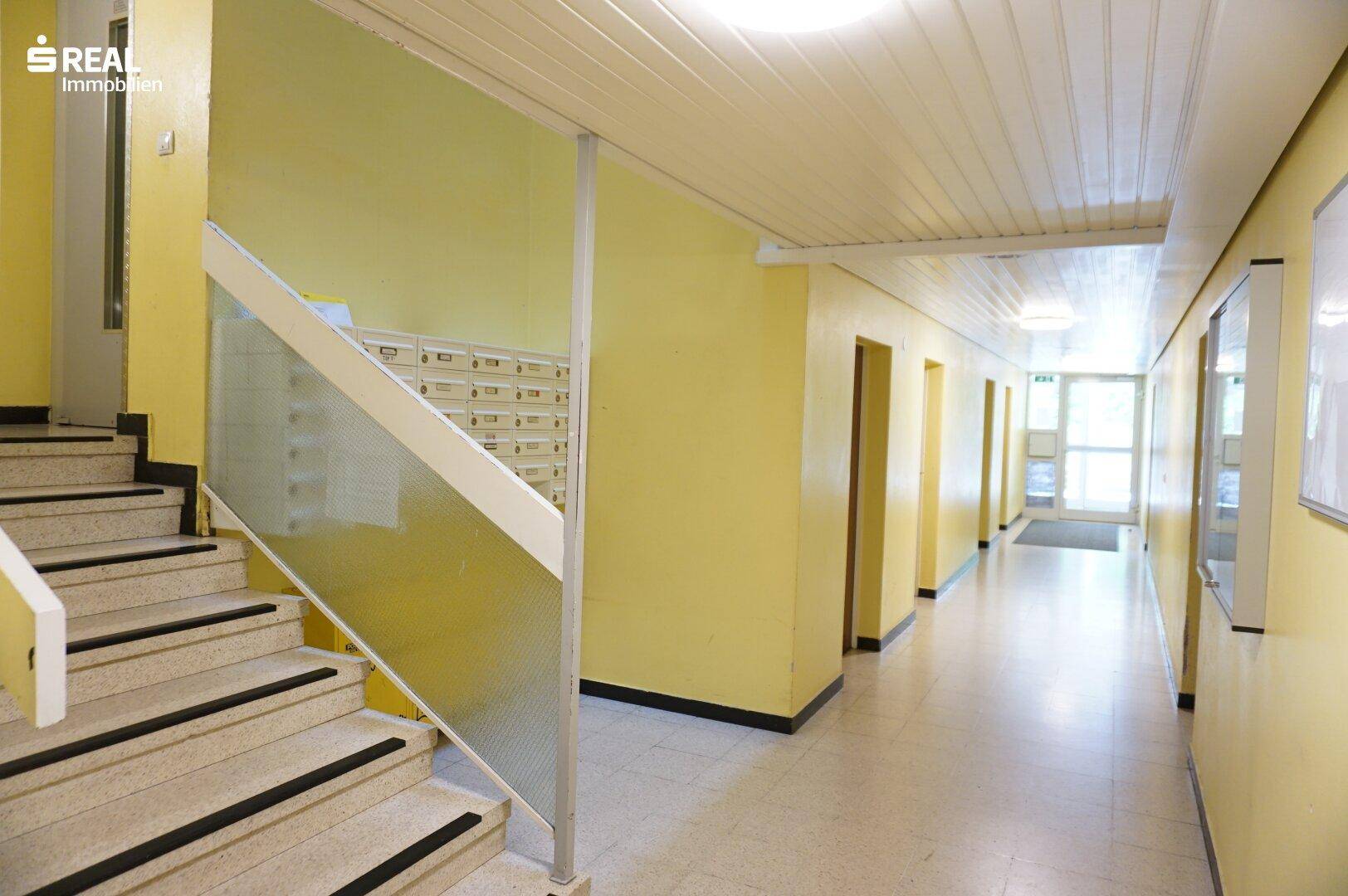 gepflegtes Stiegenhaus mit Lift im Halbstock