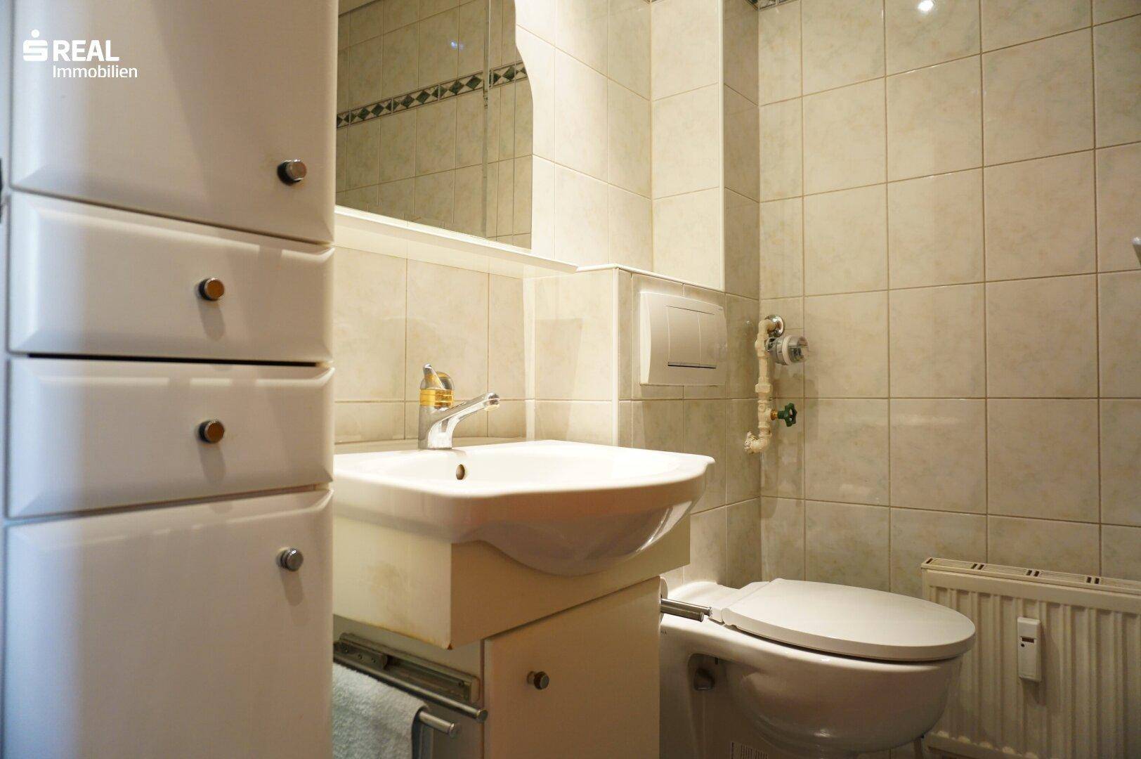 Bad mit WC und Badewanne