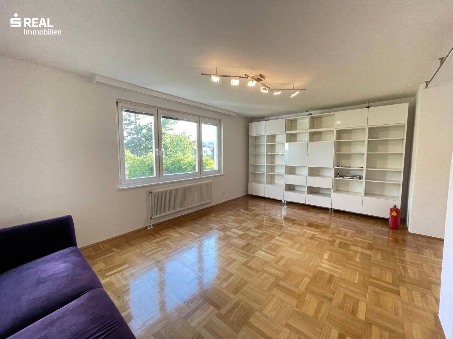 geräumiges Wohnzimmer