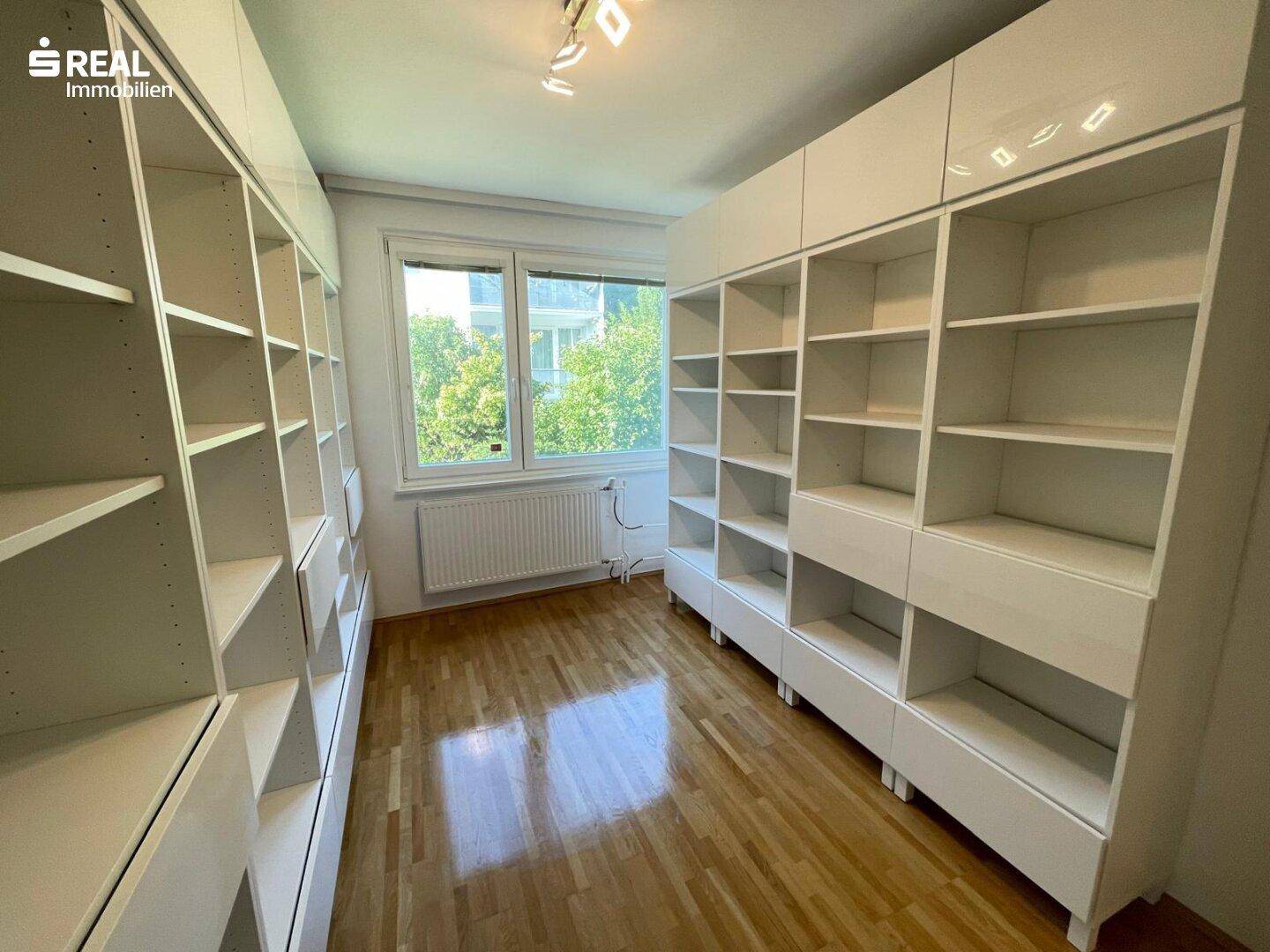 Zimmer/ begehbare Garderobe