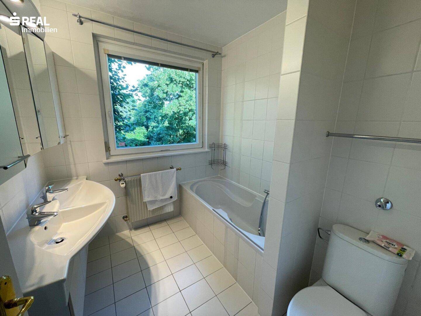 Bad mit Wanne & Fenster