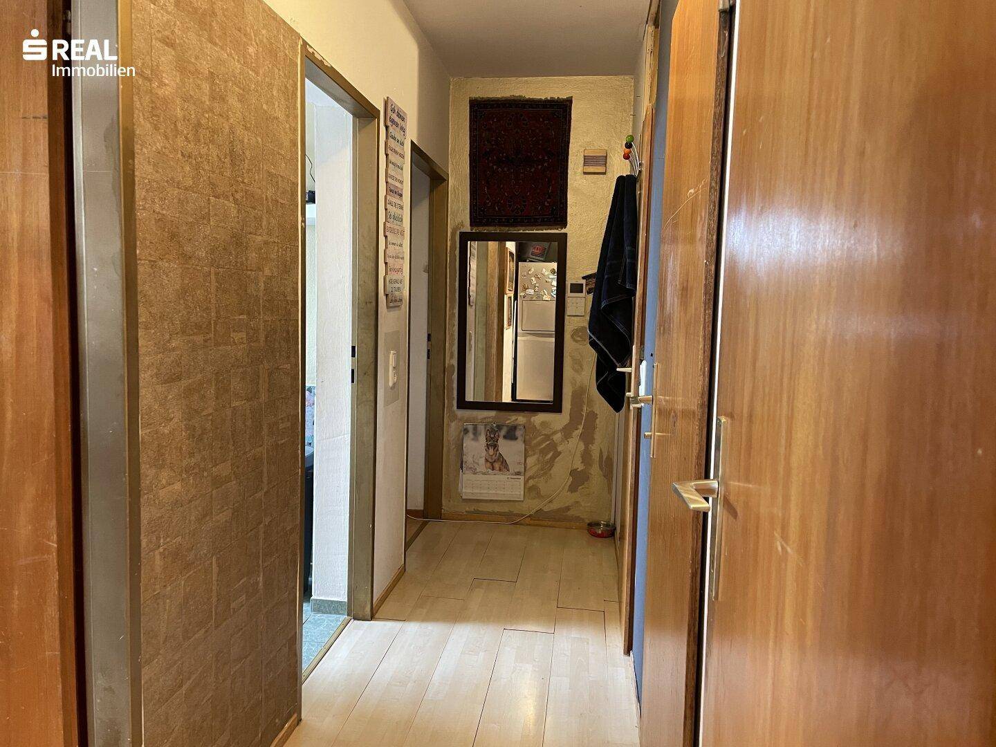 Flur mit Zugang zu allen Räumen