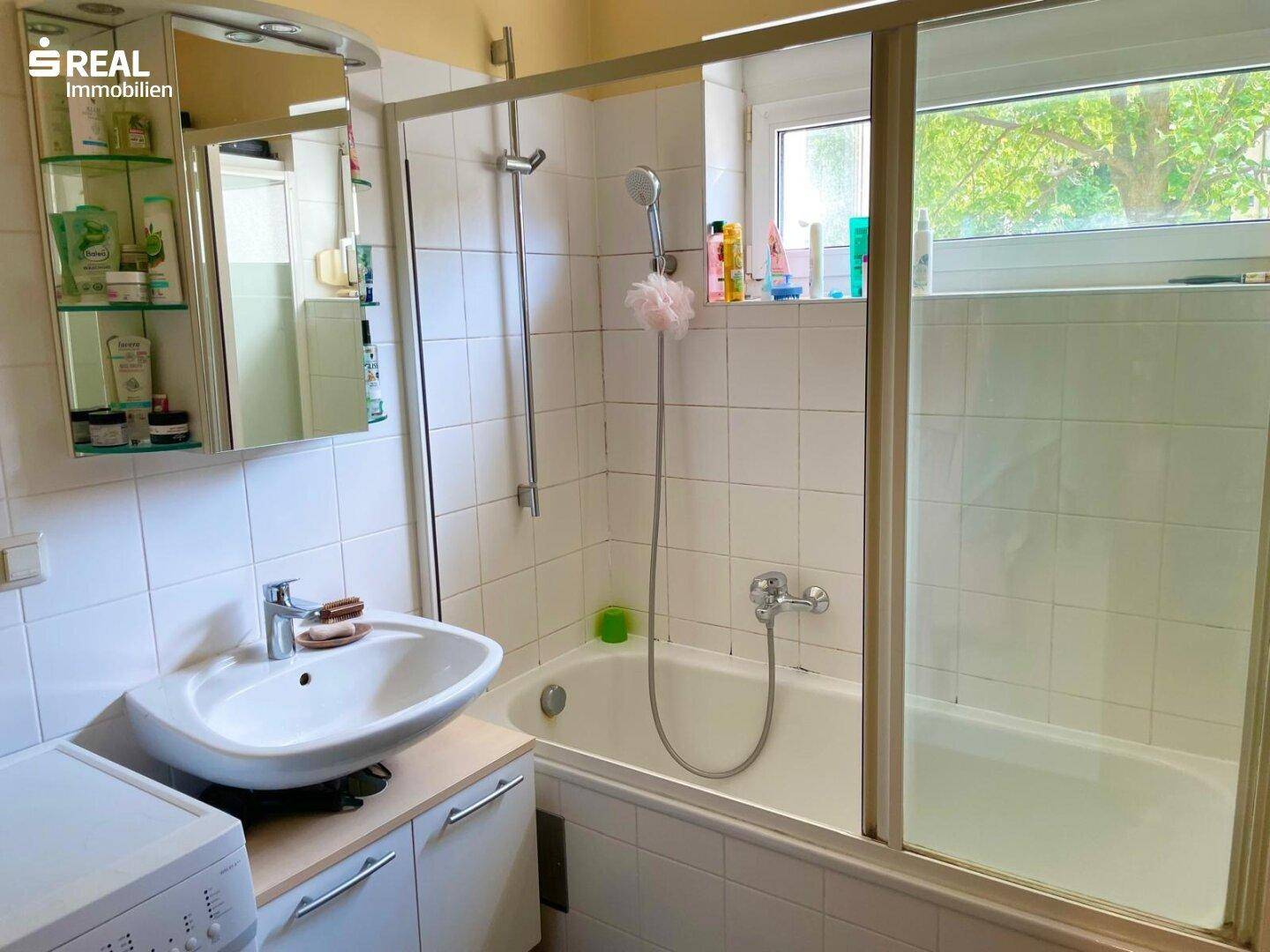 Bad mit Wanne & Fenster