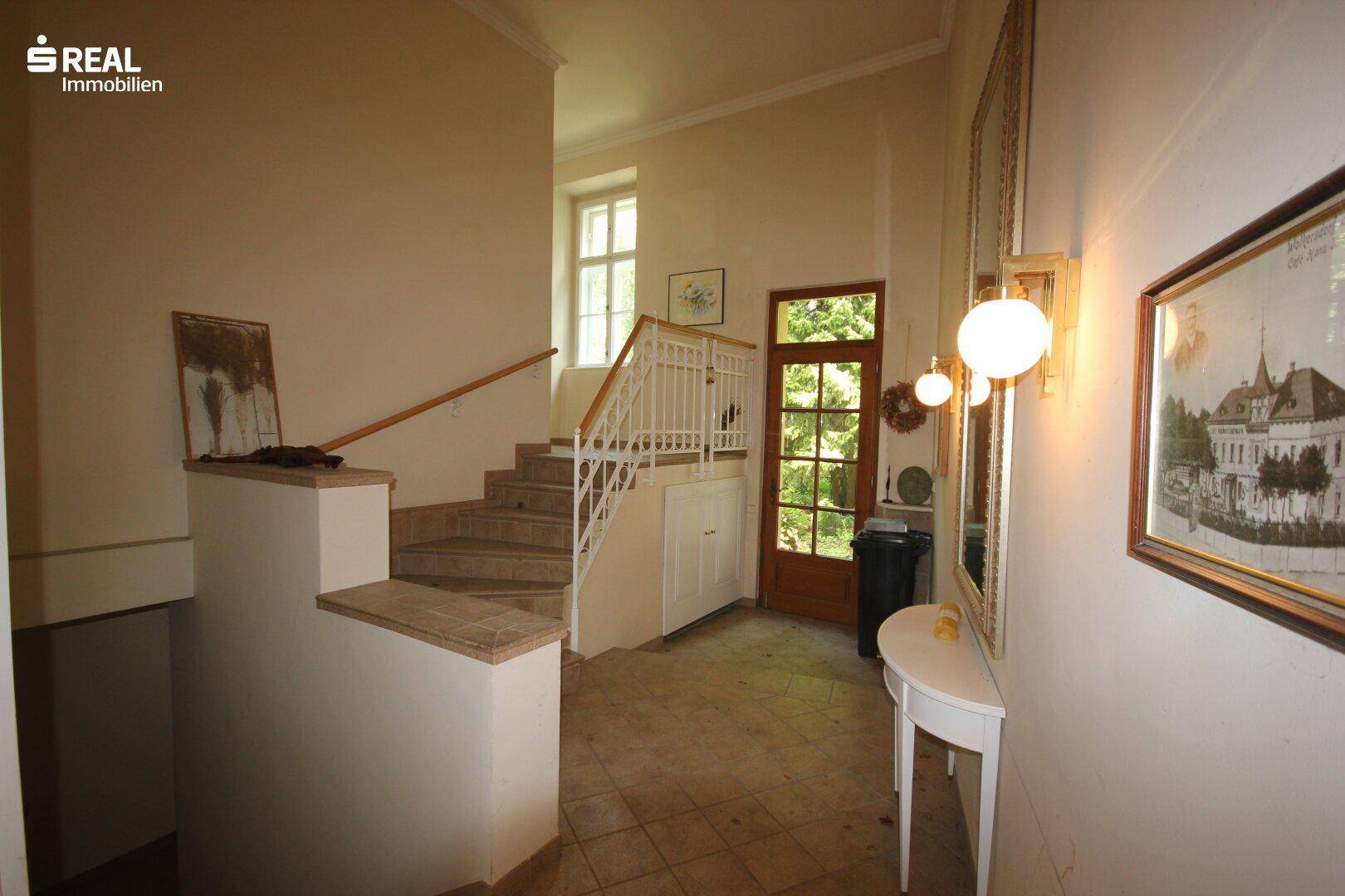 Eingangsbereich und Stiegenhaus