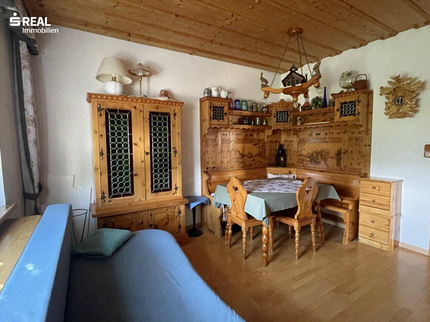 Gemütlicher Essbereich im alpinen Stil mit Holztäfelung, Eckbank und traditionellen Möbeln.