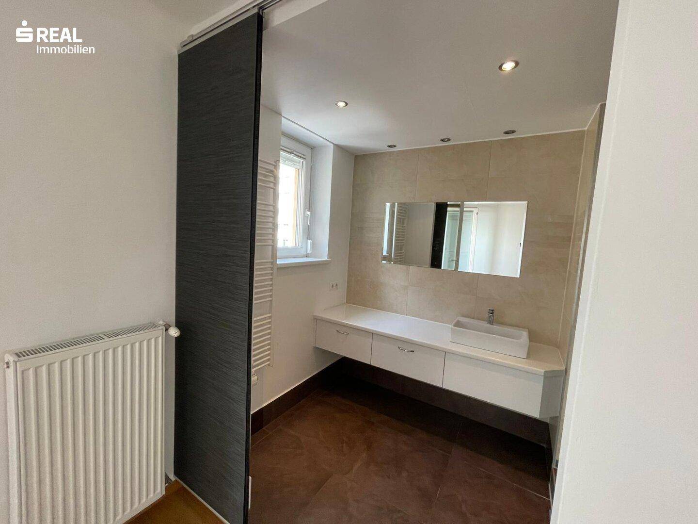 Bad mit Dusche & Fenster