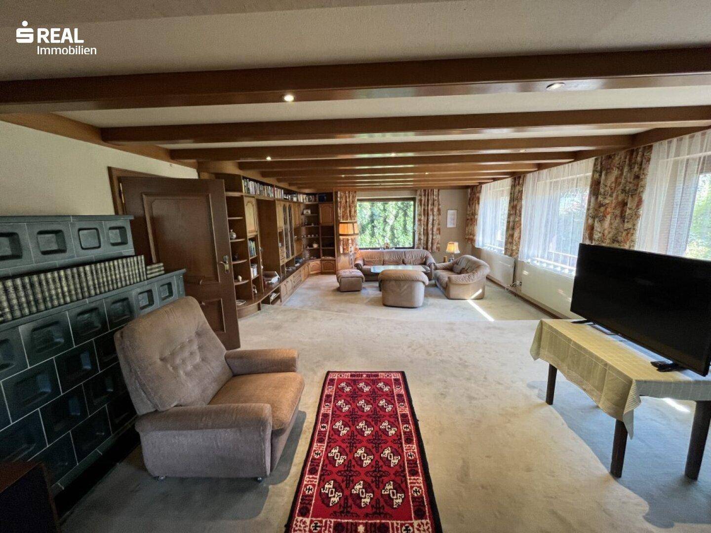 großzügiges Wohnzimmer